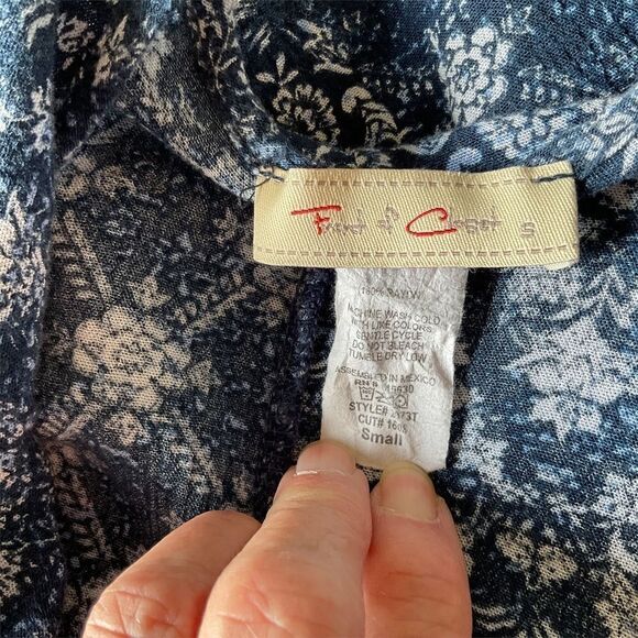 Front of Closet Blue & White Print Kimono With Lace Accents Size S - Picture 14 of 16